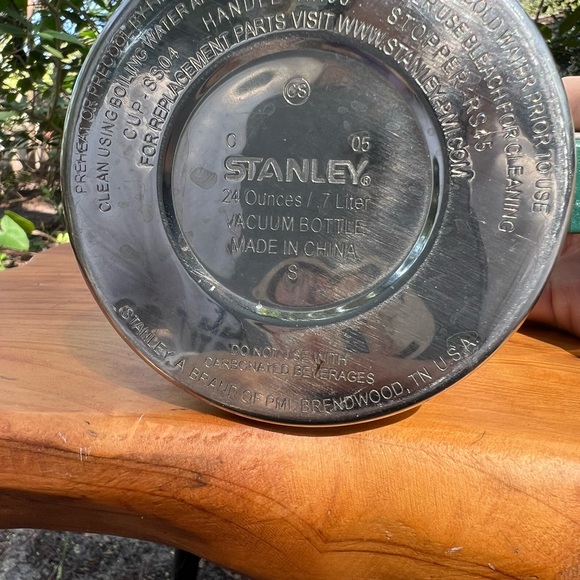 Stanley Classic Green and Silver Flask like new 24 oz - Picture 2 of 6